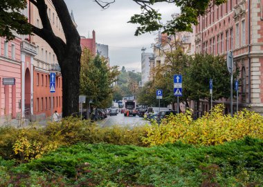 POZNAN - POLAND - 2021: Şehir sokaklarında çöp kamyonu 