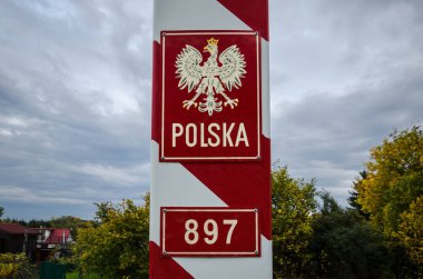 BATI POMERANIA / POLAND - 2021: Ulusal amblemle Polonya sınır karakolu 