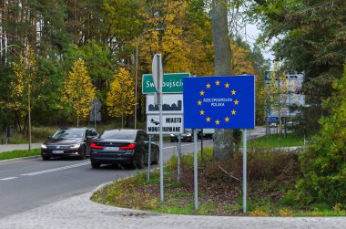 SUÇLU, BATI POLİTAN - POLAND - 2021: Devlet Sınırı - Avrupa Birliği ülke üyeliği hakkında bilgi içeren mavi bir kurul 