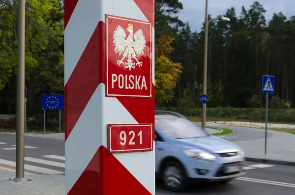 SUÇLU, BATI POMERANYAN - POLAND - 2021: Devlet amblemli Polonya sınır karakolu ve Avrupa Birliği üye ülkeleri hakkında bilgi içeren mavi bir kurul 