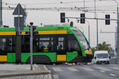 POZNAN - POLAND - 2021: Tramvay ve arabalar büyük bir şehrin merkezindeki kavşaktan geçiyor 