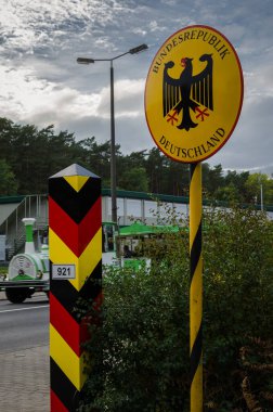 AHLBECK - GERMANY - 2021: Ulusal renklerde sınır karakolu ve ülkeler arasındaki sınır kapısındaki Alman arması 