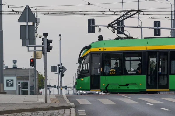 Poznan Polonia 2021 Tranvía Coches Atraviesan Cruce Caminos Centro Una — Foto de Stock