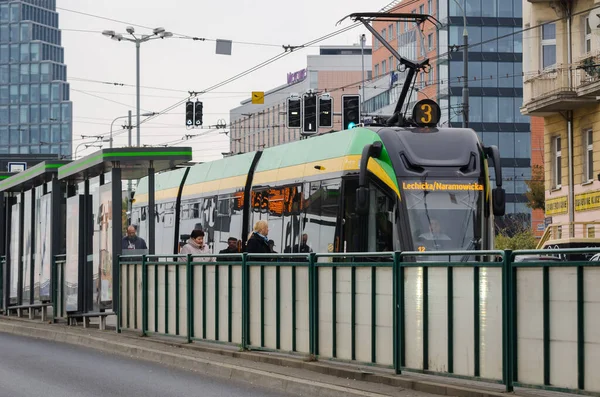 Poznan Polonia 2021 Viajeros Tranvía Parada — Foto de Stock