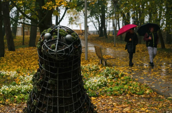 Kolobrzeg Pomerania Occidental Polonia 2021 Personas Bajo Sombrillas Callejones Parques —  Fotos de Stock