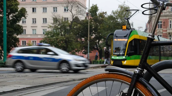 Познан Поланд 2021 Автомобиль Трамвай Фоне Старого Велосипеда — стоковое фото