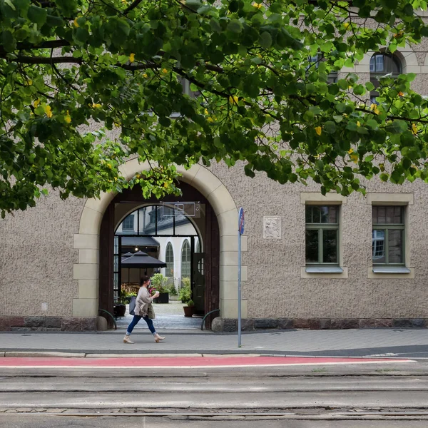 Poznan Poland 2021 Woman Walking Sidewalk Building Background — Stock Photo, Image