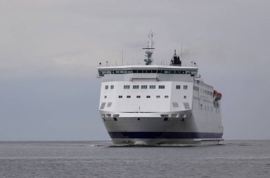 PASSENGER FERRY - Gemi denizde yelken açar