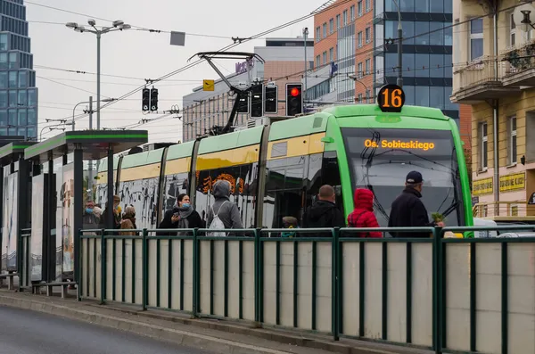 Poznan ポーランド 2021 停止時の旅行者とトラム — ストック写真