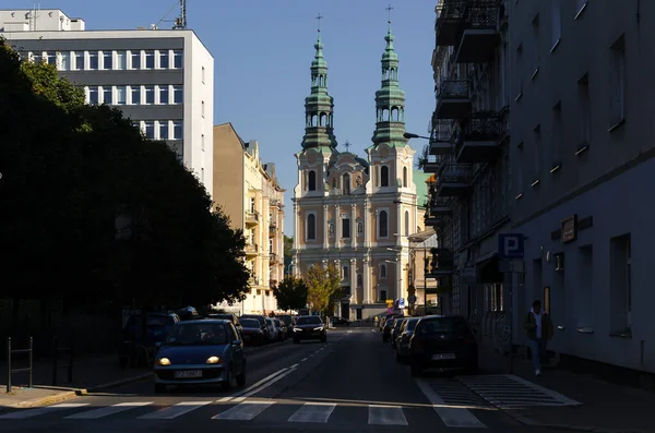 Poznan ポーランド 2021 ドゥガ通りのテントハウスとガーバリー通りの教会 — ストック写真