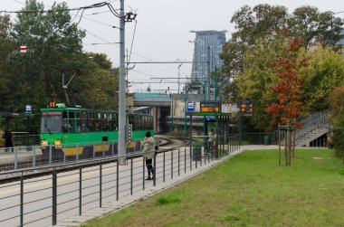POZNAN - POLAND - 2021: TEATRALNY 'DE Tramvay (Tiyatro Köprüsü) dur 