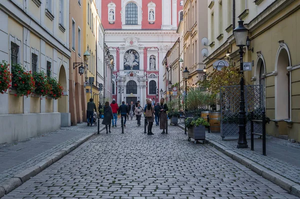 Poznan ポーランド 2021 市内の住民や観光客は スイスの通りに沿って歩く — ストック写真