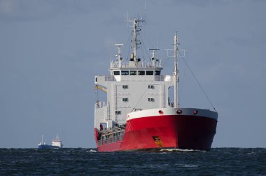 MERCHANT VESSEL - Deniz yolculuğunda kırmızı gemi