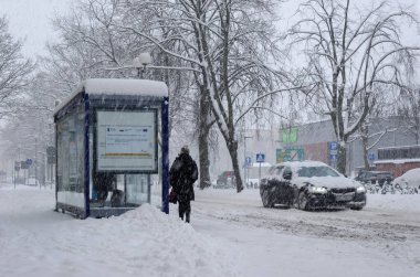 KOLOBRZEG, BATI POLAND - 2021: Otobüs durağındaki kar fırtınası ve şehrin sokakları kalın bir kar tabakasıyla kaplı 