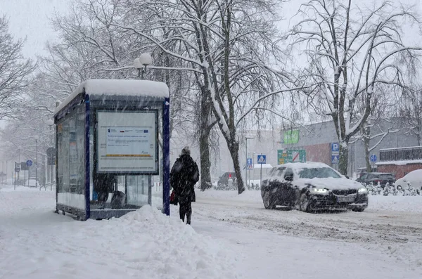 Klobrzeg West Pomeranian Poland 2021 巴士站上的暴风雪和城市街道上覆盖着厚厚的积雪 — 图库照片