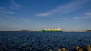 LNG TANKER - Benzin istasyonunda gemi 