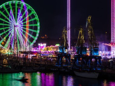 SZCZECIN, BATI POLAND - 2021: Lunapark ve Lasztownia bölgesindeki eski tarihi liman vinçleri