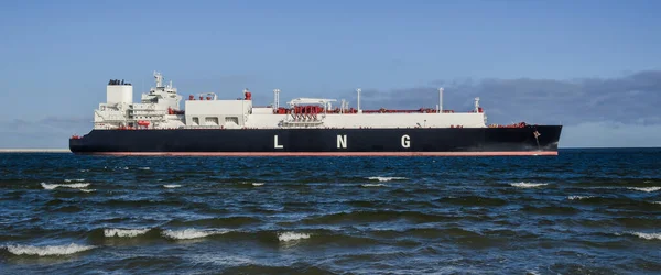 LNG TANKER - Benzin istasyonunda gemi 