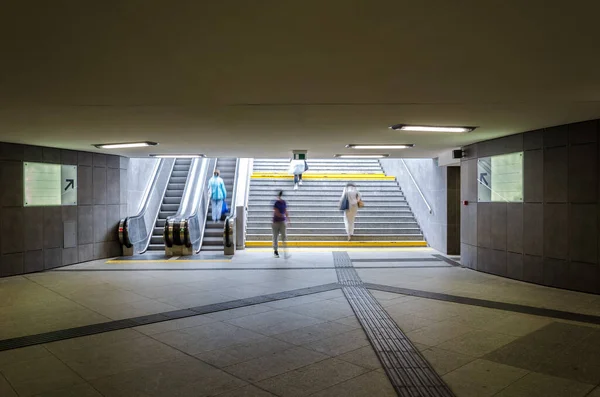 Underground Les Gens Traversent Passage Souterrain Moderne — Photo