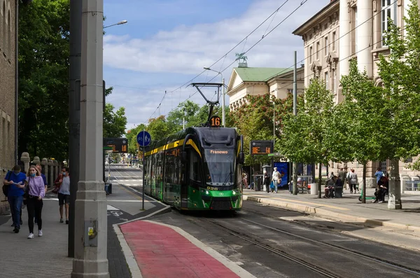 POZNAN - POLAND - 2021: Tramvaylar ve insanlar şehrin sokaklarında 
