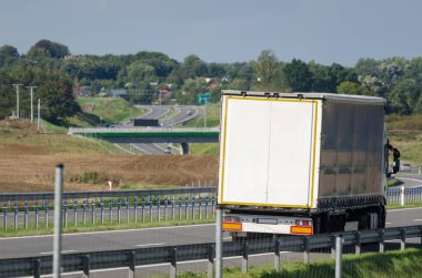  Çağdaş bir yolda, bir otoyolda araç trafiği.