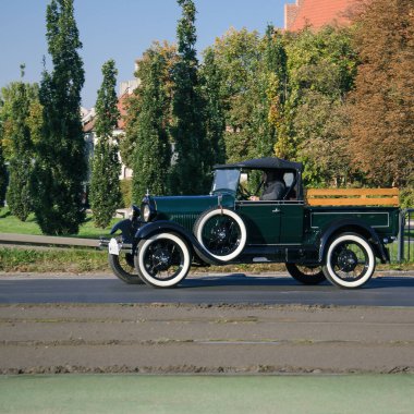 POZNAN - POLAND - 2021 Şehirde antika ve çok eski bir araba 