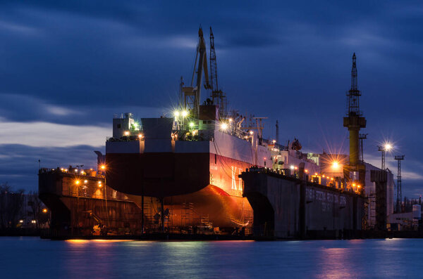 ЩЕЦИН, ЗАПАД ПОМЕРАНЬЯН - ПОЛЬША - 2021: Специализированные автотранспортные суда в доке судоремонтного завода 