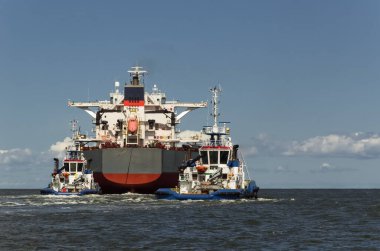 BULK Taşıyıcı - Gemi limandan denize hareket ediyor römorkörlerle korunuyor