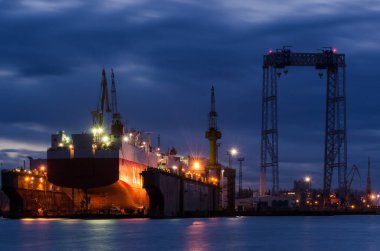 SZCZECIN, BATI POLAND - 2021: Tersane onarım rıhtımında özel araç taşıma gemileri
