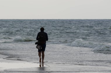 POGORZELİKA, BATI POMERANYA - POLAND - 2021: Deniz sahilinde tatilci yeniden yaratımı