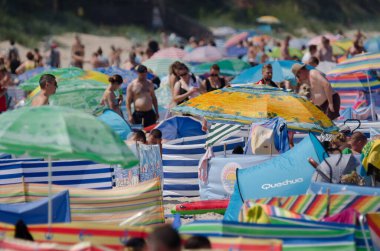 SARBINOWO, BATI POLAND - 2021: Güneşli deniz plajında tatilciler yeniden yaratılıyor