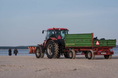 SUÇLU, BATI POLİTAN - 2022: Deniz plajı temizleme ekibi traktörü 