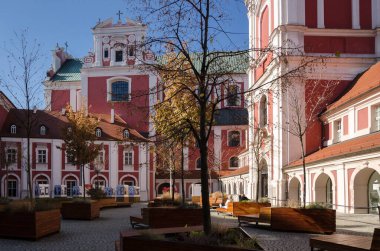 POZNAN - POLAND - 2021 Belediye binasının avlusu güneşin altında 