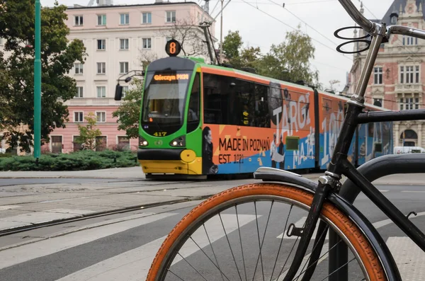 POZNAN - POLAND - 2021 Bisikletler park edilmiş ve şehir hayatı 