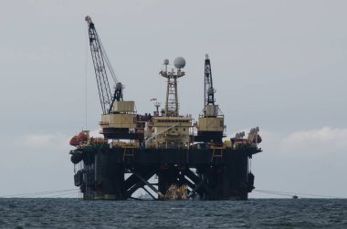 PIPE LAYER Platformu - Bir gaz boru hattı inşaatında denizde çalışıyor 