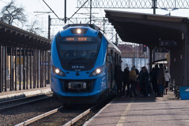 BIALOGARD, BATI POLAND - 2022: Yolcu treni istasyondaki platformda duruyor 