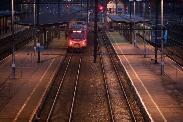 Bialogard West Pomeranian Polónia 2022 Trem Passageiros Está Plataforma Estação — Fotografia de Stock