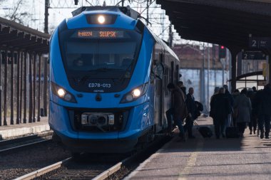 BIALOGARD, BATI POLAND - 2022: Yolcu treni istasyondaki platformda duruyor 