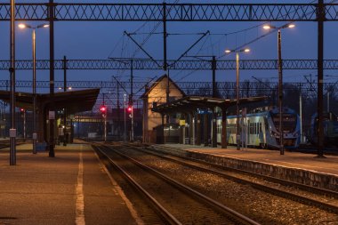 BIALOGARD, BATI POLAND - 2022: Yolcu treni istasyondaki platformda duruyor 