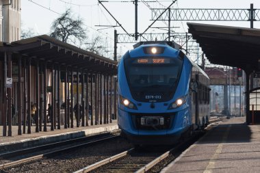 BIALOGARD, BATI POLAND - 2022: Yolcu treni istasyondaki platformda duruyor
