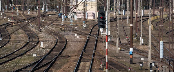 BIALOGARD, Batı Pomeranya - POLAND - 2022: Semaphore ve bir tren istasyonuna katılım