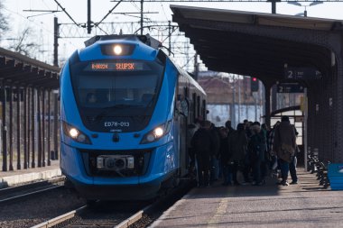 BIALOGARD, BATI POLAND - 2022: Yolcu treni istasyondaki platformda duruyor 