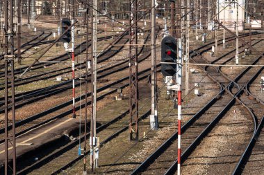 BIALOGARD, Batı Pomeranya - POLAND - 2022: Semaphore ve bir tren istasyonuna katılım