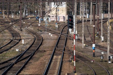 BIALOGARD, Batı Pomeranya - POLAND - 2022: Semaphore ve bir tren istasyonuna katılım