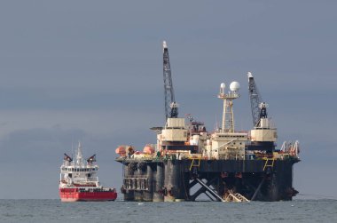 Gemi ve PIPE LAYER PLATFORM - Bir gaz boru hattı inşaatında denizde çalışıyor 