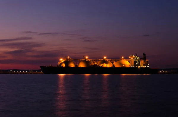 Lng Tanker Statek Terminalu Gazowym Wschodem Słońca — Zdjęcie stockowe
