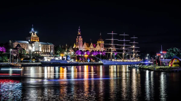 SZCZECIN, BATI POMERANYAN - POLAND - 2021; DAR MLODZIEZY firkateyni ve liman limanının temsili rıhtımına demirlemiş diğer gemiler 