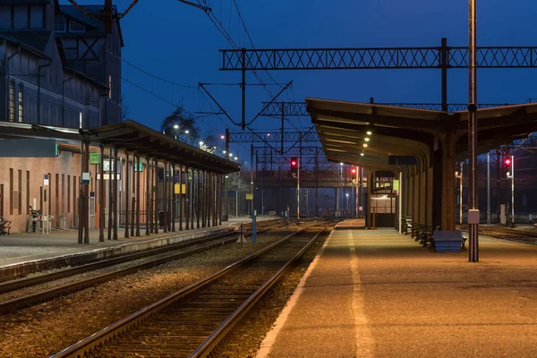 Railway Kvällen Järnvägsstationens Plattformar — Stockfoto