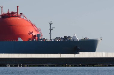 LNG TANKER - Arka planda liman dalgakıranındaki gemi 