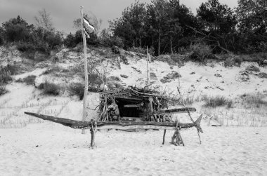 POGORZELİKA - BATI POMERANYA - POLAND - 2021: güneşli deniz plajında bir kulübe 